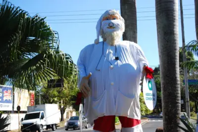 Papai Noel vestido de branco presta homenagem aos profissionais da Saúde em Mogi Guaçu