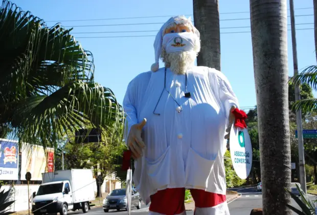 Papai Noel vestido de branco presta homenagem aos profissionais da Saúde em Mogi Guaçu