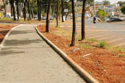 Ciclovia da Avenida dos Trabalhadores em Mogi Guaçu começa a receber piso em concreto