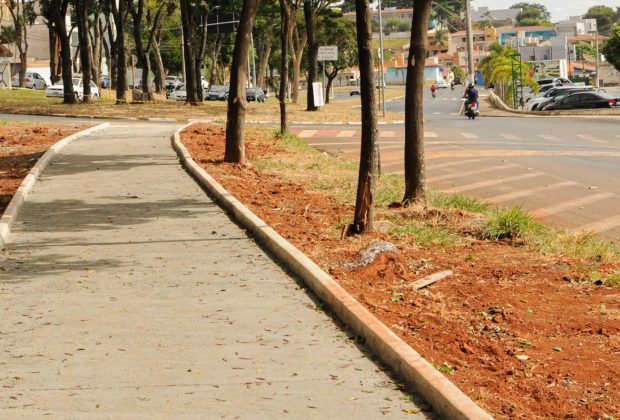Ciclovia da Avenida dos Trabalhadores em Mogi Guaçu começa a receber piso em concreto