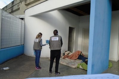 CREAS faz distribuição de kits de higiene para população de rua