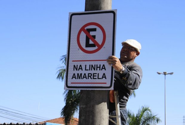 Prefeitura de Jaguariúna regulamenta estacionamento e instala placas de trânsito na Avenida Antônio Pinto Catão