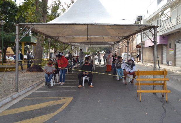 Prefeitura de Pedreira instala tendas e organiza fluxo de beneficiários próximo à Caixa Econômica
