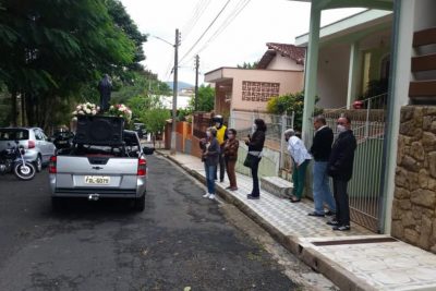 Carro com a imagem de Santa Rita de Cássia percorreu os bairros de Pedreira