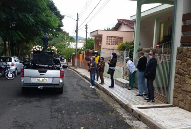 Carro com a imagem de Santa Rita de Cássia percorreu os bairros de Pedreira