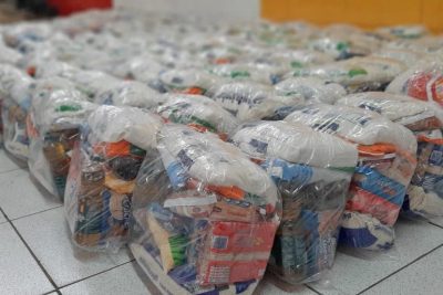 Prefeitura faz nova distribuição de kits de alimentos às famílias dos alunos da rede municipal