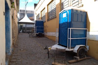 Prefeitura instala banheiros químicos para conforto de quem vai sacar auxílio emergencial