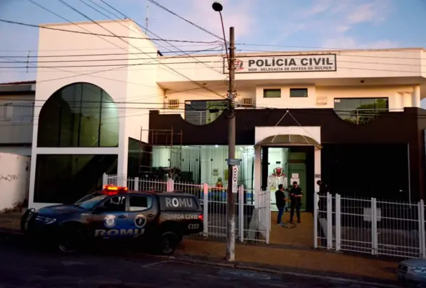 ACUSADA DE MATAR EX-NAMORADA SE ENTREGA A POLÍCIA