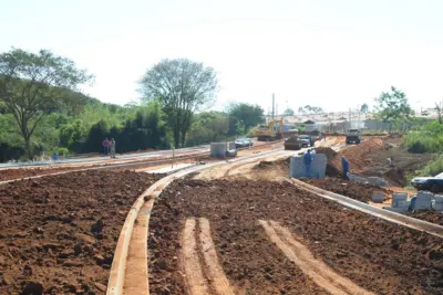 SOV COMEÇA A COLOCAR GUIAS NA AVENIDA ALÍBIO CAVEANHA, NA ALTURA DO YPÊ AMARELO