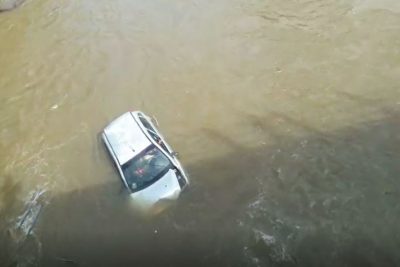 Veículo cai no Rio Atibaia após motorista perder o controle da direção