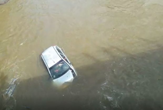 Veículo cai no Rio Atibaia após motorista perder o controle da direção