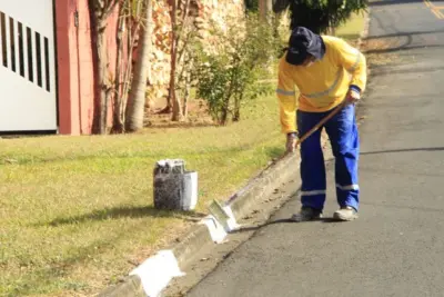 Bairro Santa Cruz de Jaguariúna recebe serviços de limpeza e manutenção