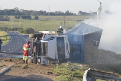 Acidente na SP-340 deixa caminhão destruído