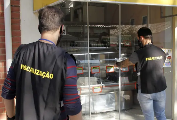 Operação de fiscalização fecha peixaria no centro de Jaguariúna