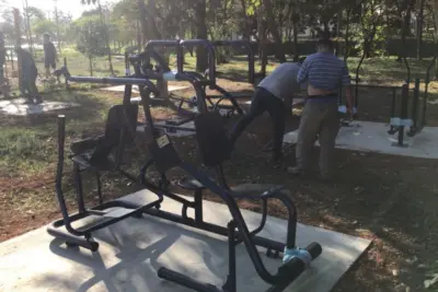 Equipes da prefeitura instalam academia ao ar livre na Praça da Justiça