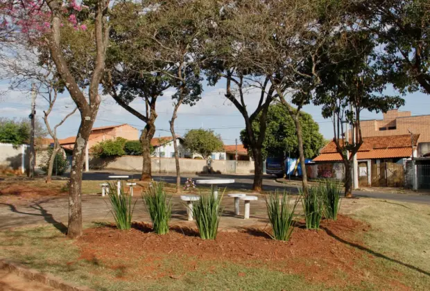 Manutenção na Praça Charles Hudson Clemente de Jaguariúna