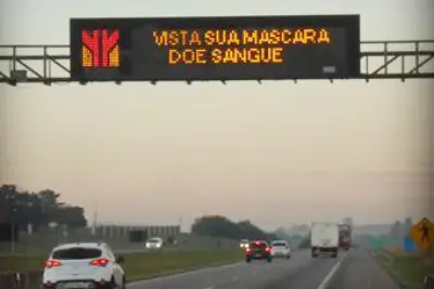 Mensagens nas rodovias paulistas alertam sobre a importância de usar máscaras