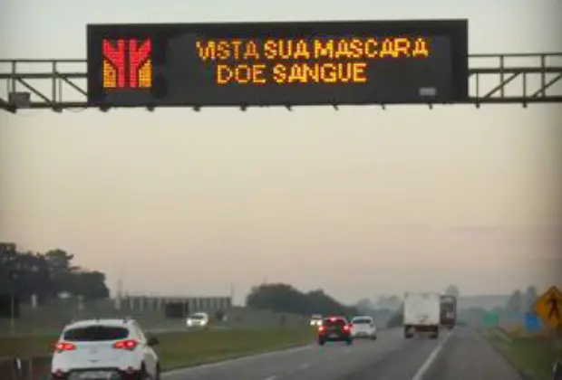 Mensagens nas rodovias paulistas alertam sobre a importância de usar máscaras