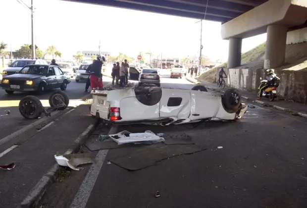 Veículo cai da Rodovia SP – 342 e motorista tem ferimentos moderados