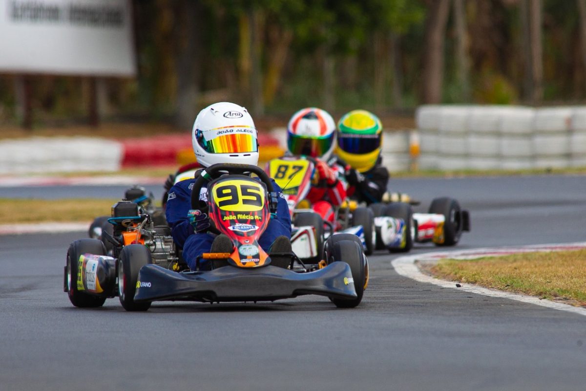 Pilotos de kart aceleram em corrida este fim de semana