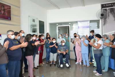 Servidores do Hospital Municipal comemoram alta de colega de trabalho curado do coronavírus