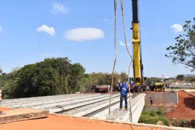 Empresa finaliza instalação de vigas na ponte do São Dimas