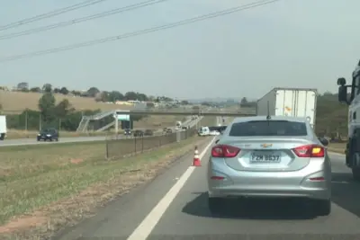 Duas pessoas ficam feridas em acidente entre carro e caminhão