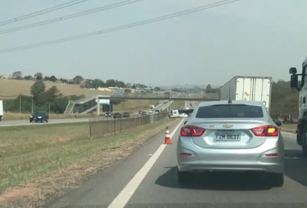 Duas pessoas ficam feridas em acidente entre carro e caminhão