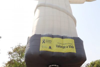 Balão gigante alerta sobre o suicídio em ação alusiva ao Setembro Amarelo