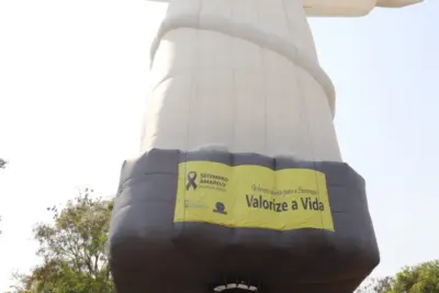 Balão gigante alerta sobre o suicídio em ação alusiva ao Setembro Amarelo