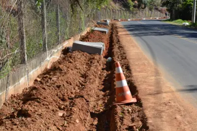 Prefeitura de Pedreira inicia construção de Calçada na Estrada Municipal Hamilton Bernardes