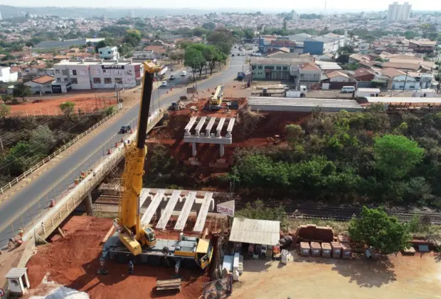 Vigas de novo viaduto na Avenida Emília Marchi Martini começam a ser colocadas | Mogi Guaçu