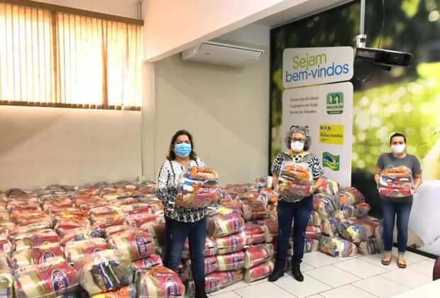 Rede de supermercados faz doação de cestas básicas para o fundo social