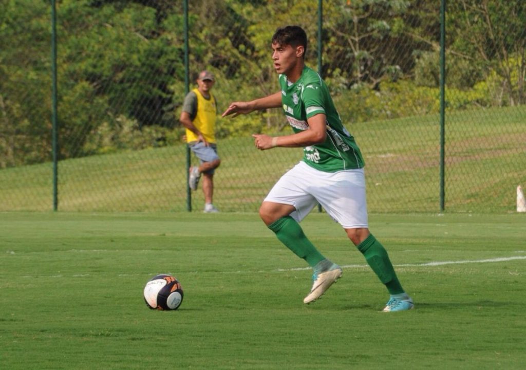 Jogador de futebol jogando a bola