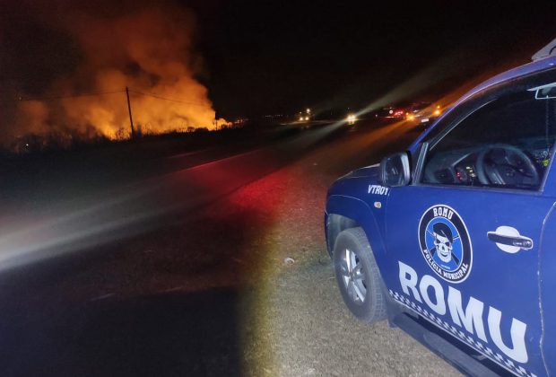 Incêndio às margens de rodovia atrapalha motoristas que trafegavam entre Artur Nogueira e Holambra