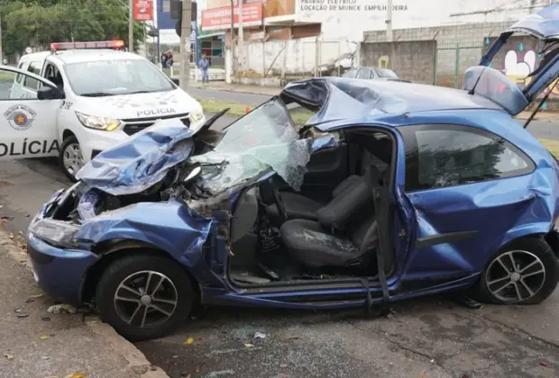 Motorista perde o controle do automóvel e bate em outros três carros