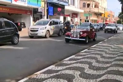 Bandeira amarela Horário de atendimento do comércio é ampliado