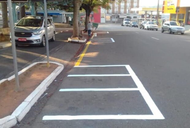 Prefeitura de Jaguariúna realiza serviços de sinalização horizontal e troca de placas
