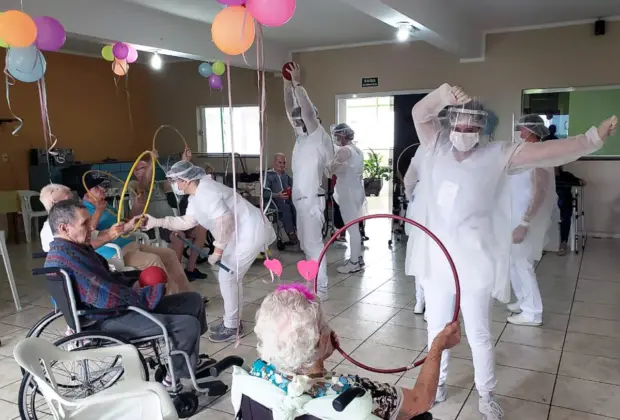 Fisioterapia Unifeob faz confraternização de carnaval no Lar São Vicente