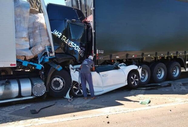 Carro é ‘espremido’ por duas carretas e cinco ficam feridos na Fernão Dias, em Extrema, MG