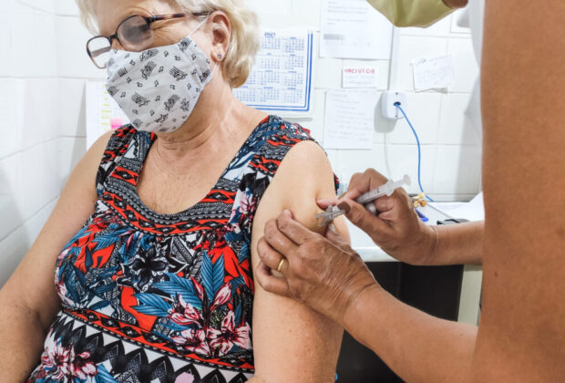 Secretaria de Saúde inicia vacinação de idosos de 68 anos