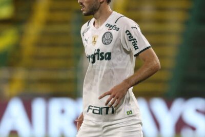 Nacional-URU reclama na Fifa por cláusula no contrato de Viña; Palmeiras contesta e não vê risco