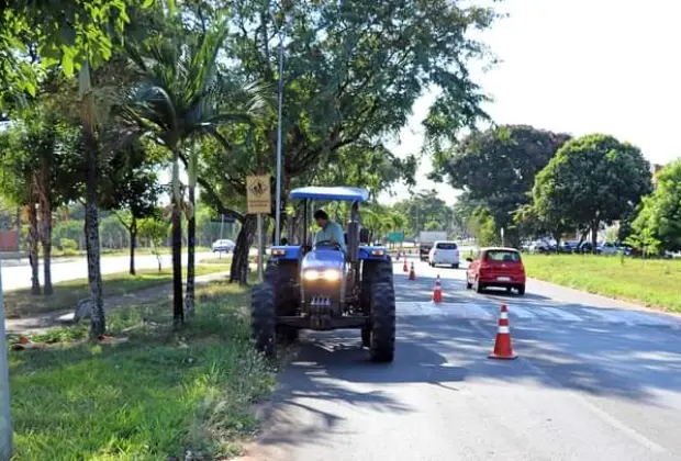 LIMPEZA NA AVENIDA PADRE JAIM