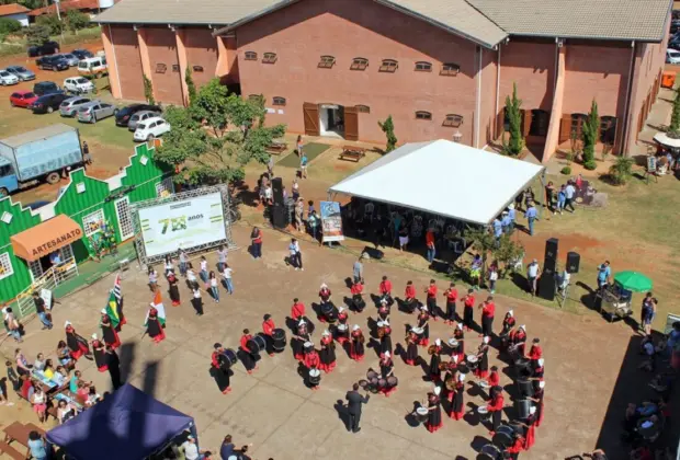 Holambra celebra Dia do Rei com enfeites laranjas e transmissão de apresentações culturais