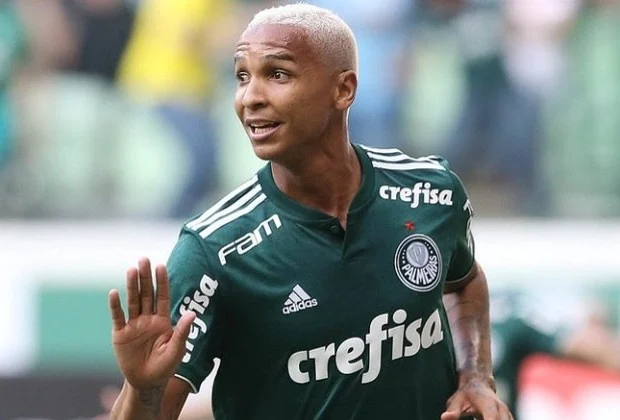 Ex-Palmeiras, Deyverson se joga em campo e gera confusão na Espanha