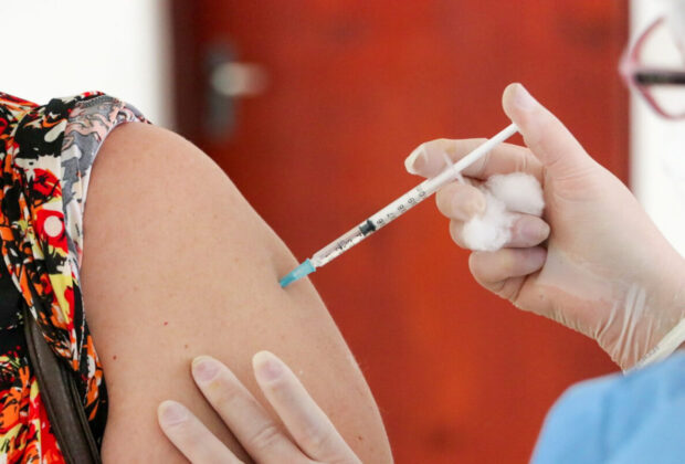 Holambra abre agendamento de vacinação online para moradores a partir de 30 anos com comorbidades e que recebem o BPC