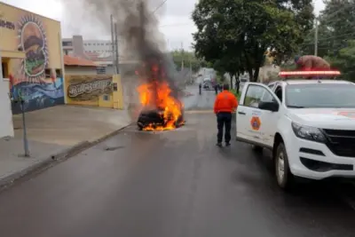 Carro pega fogo em rua de Artur Nogueira