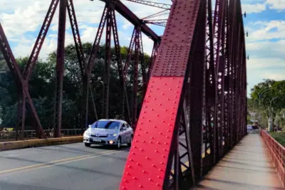 Vermelho vence enquete para nova pintura da Ponte de Ferro da Avenida dos Trabalhadores