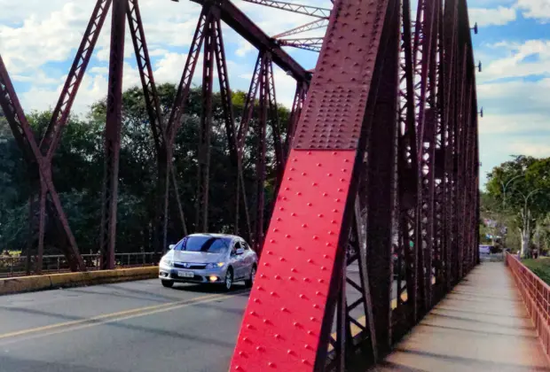 Vermelho vence enquete para nova pintura da Ponte de Ferro da Avenida dos Trabalhadores