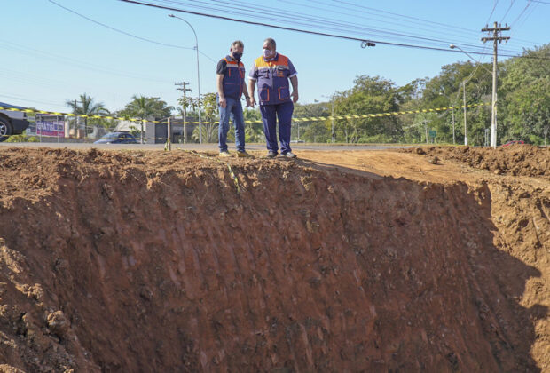 Trecho da Avenida Brasil é interditado para melhorias na rede de esgoto